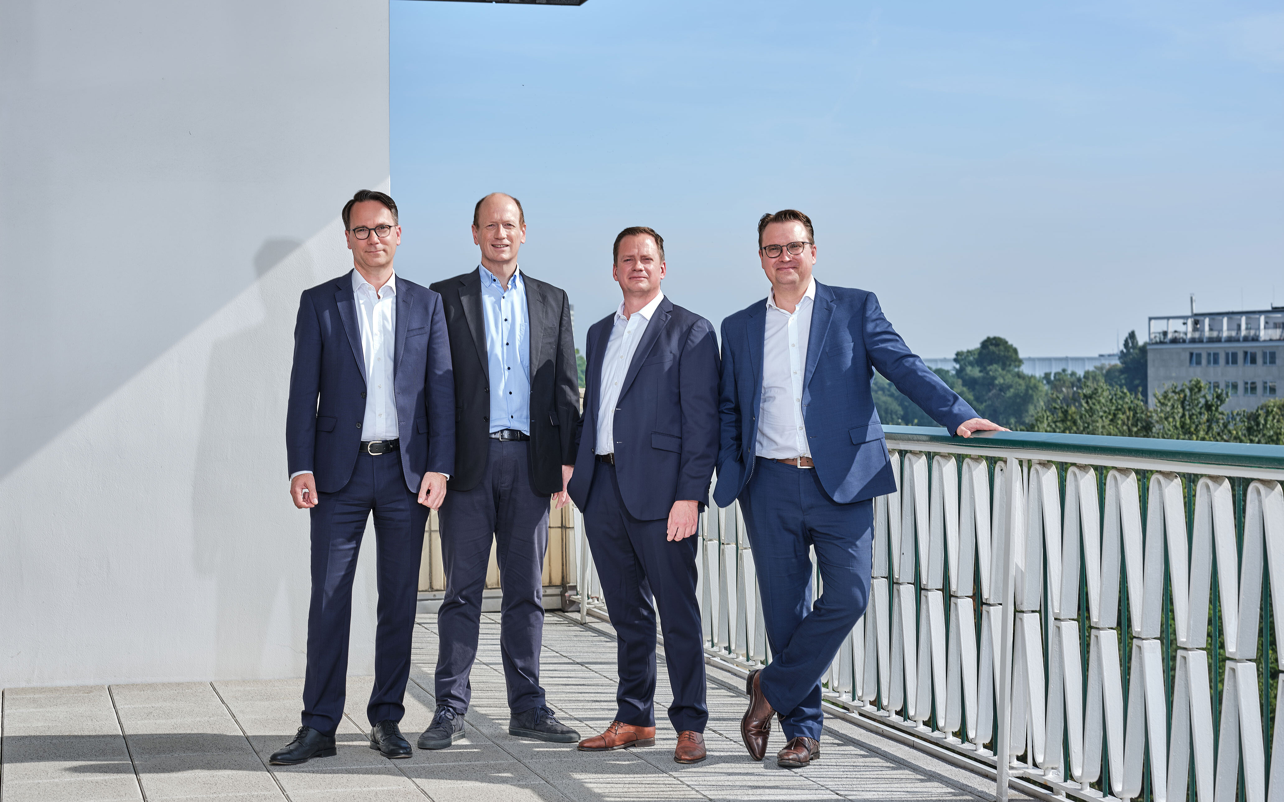 Es ist ein BLD Imagebild. Es sind die vier Geschäftsführer von BLD zu sehen (von rechts nach links: Björn Seitz, Dr. Joachim Grote, Dr. Martin Alexander, LL.M., Bastian Finkel (v.l.) ) Das Foto ist auf dem Balkon des Kölner Standorts geschossen wurden.