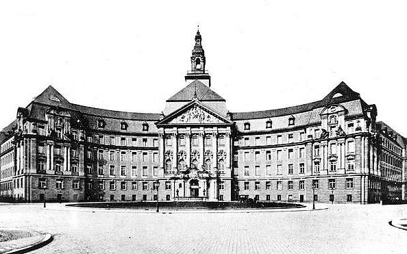 Auf dem Bild ist das Oberlandesgericht am Reichensbergerplatz im Jahr 1910 zusehen.